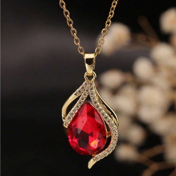 Jewelry - ⚠️Clearance Elegant Gold and Red Teardrop Pendant Necklace